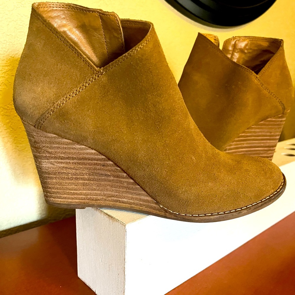 Lucky Brand tan suede booties